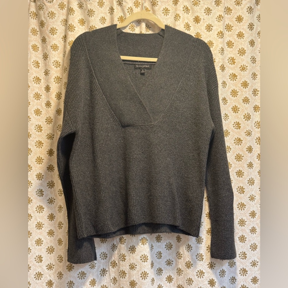 Banana Republic Gray Knit V-neck Sweater - NWOT - Size M